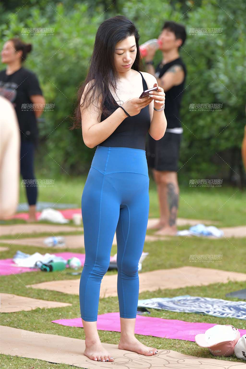 图片[1]-长发披肩瑜伽裤美女-街拍流行馆