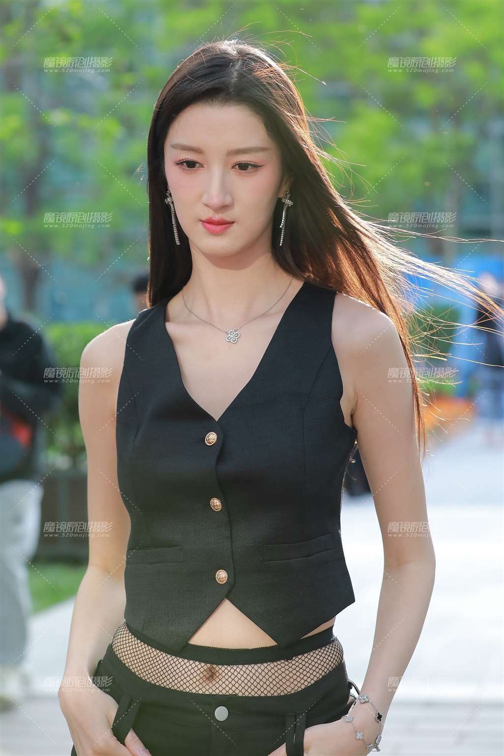 图片[1]-黑网袜长腿美女-街拍流行馆