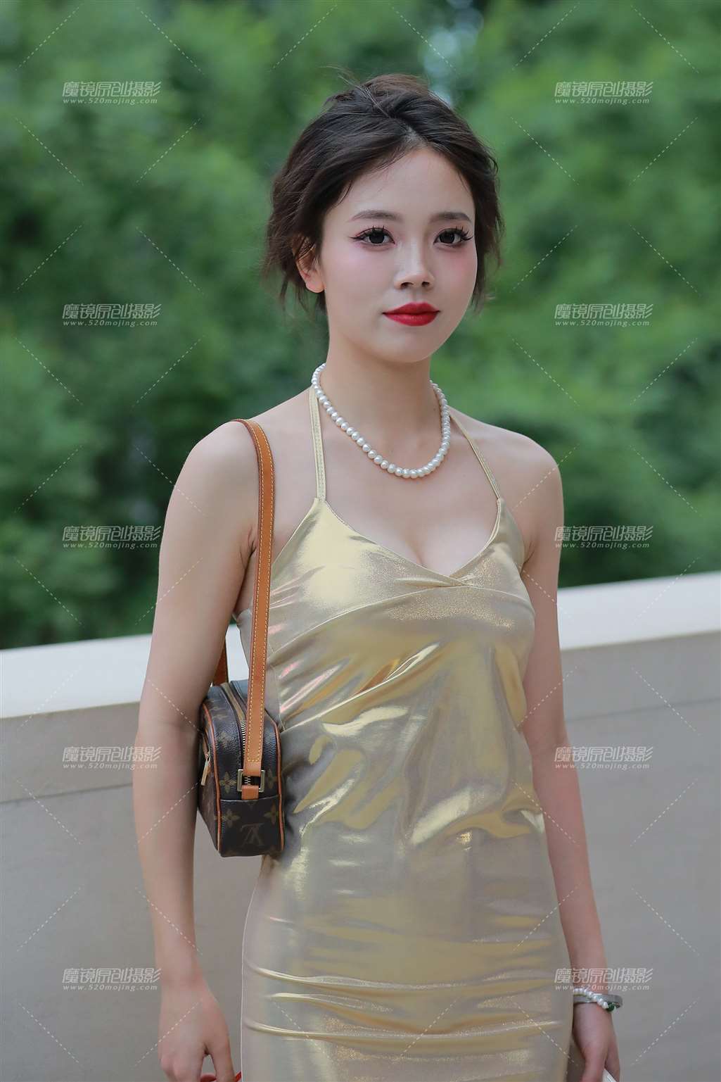 图片[1]-金色性感包臀裙美女-街拍流行馆