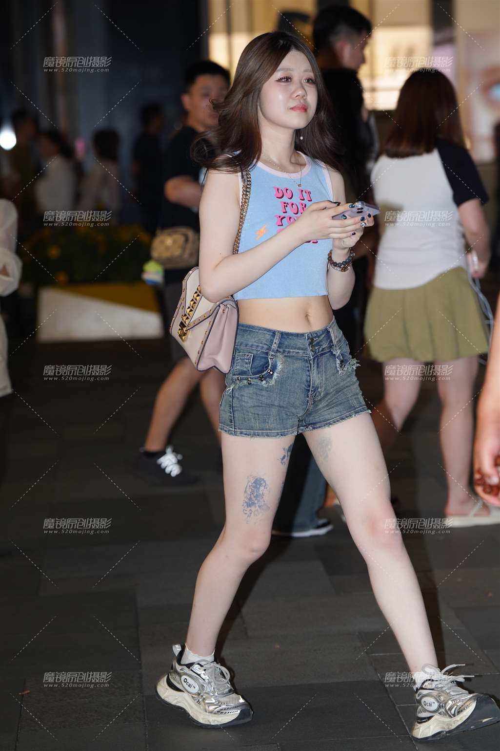 图片[1]-热裤小妹-街拍流行馆
