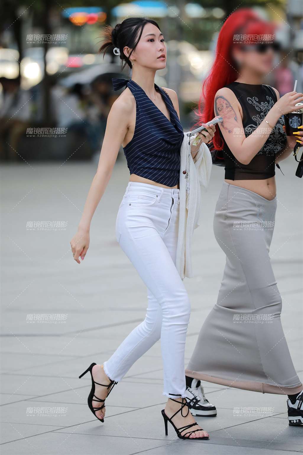 图片[1]-白裤高跟美女-街拍流行馆