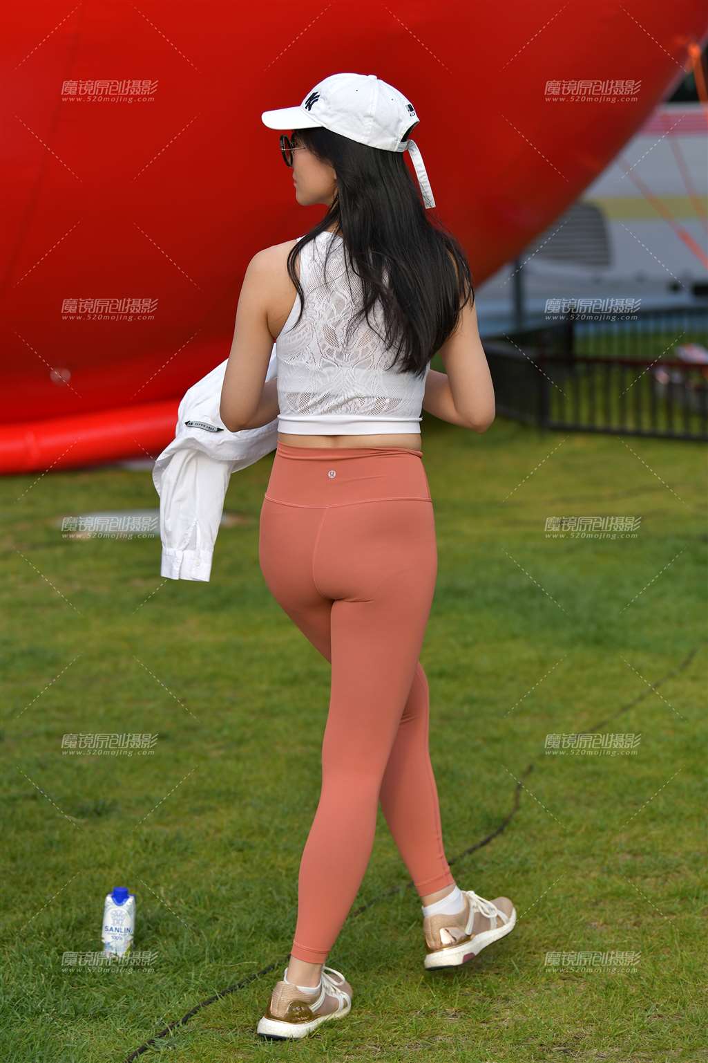 图片[2]-拍照瑜伽紧身裤美女-街拍流行馆
