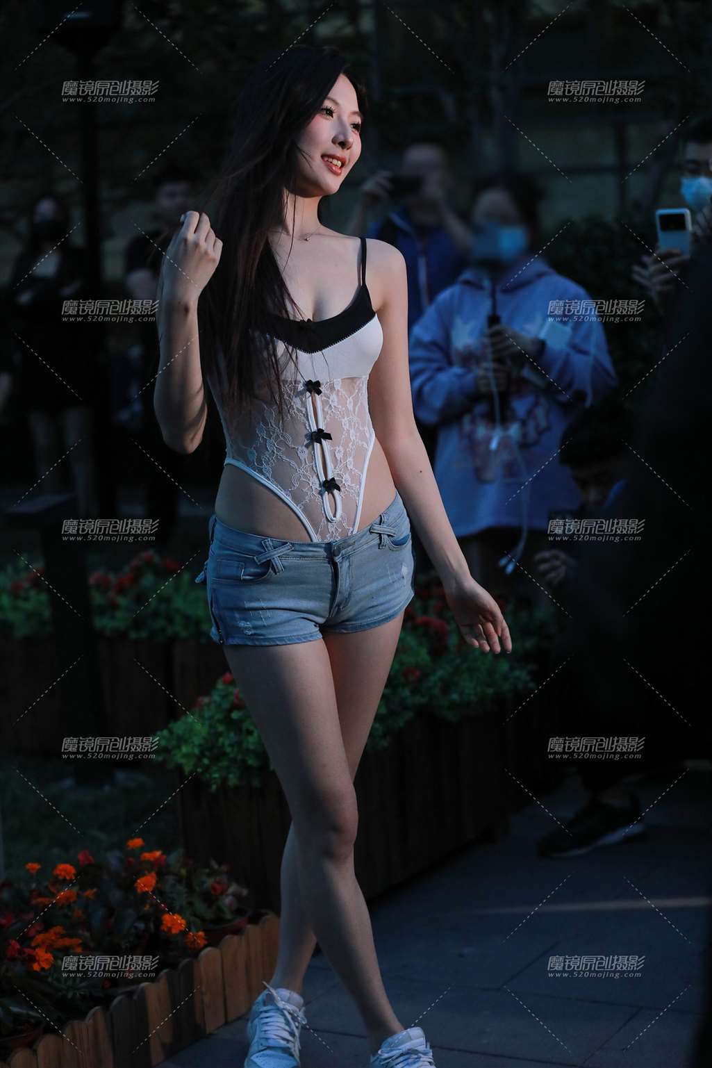图片[1]-热裤长腿性感美女-街拍流行馆