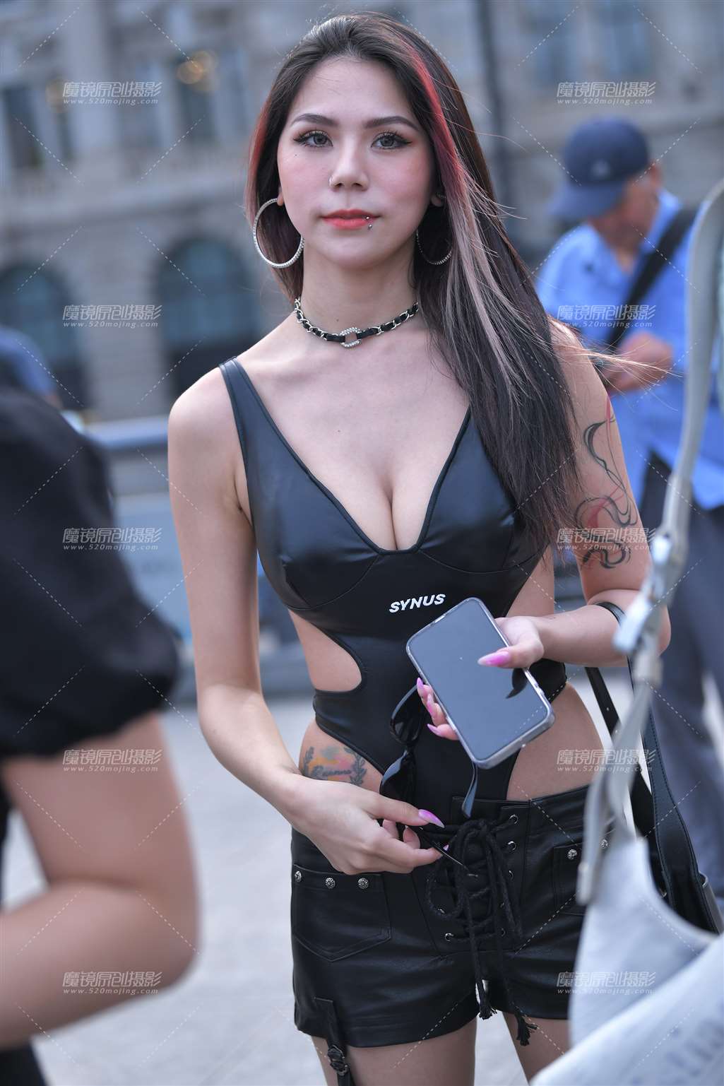 图片[1]-貌似连体大开领-街拍流行馆