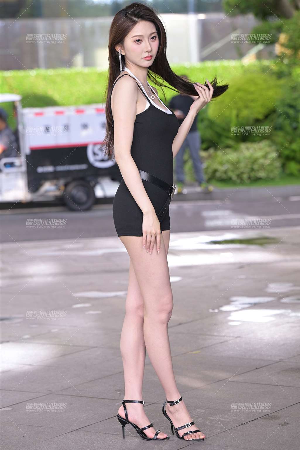图片[1]-热裤长腿美女-街拍流行馆
