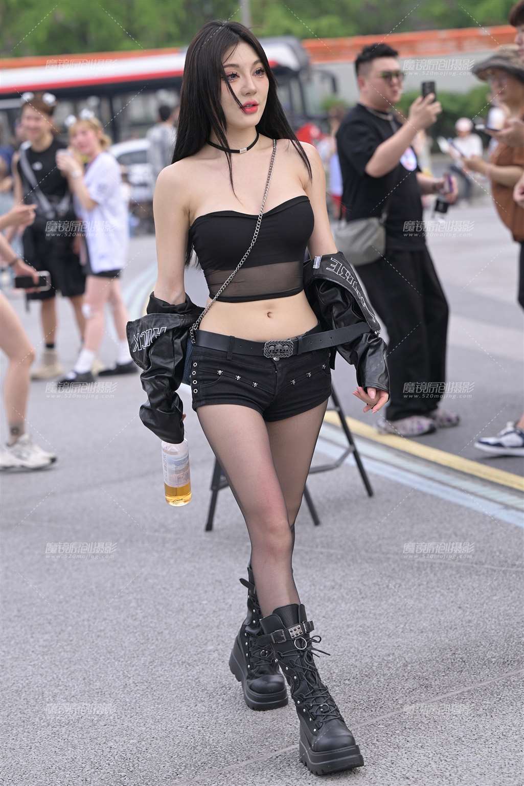 图片[1]-黑丝热裤小妹-街拍流行馆