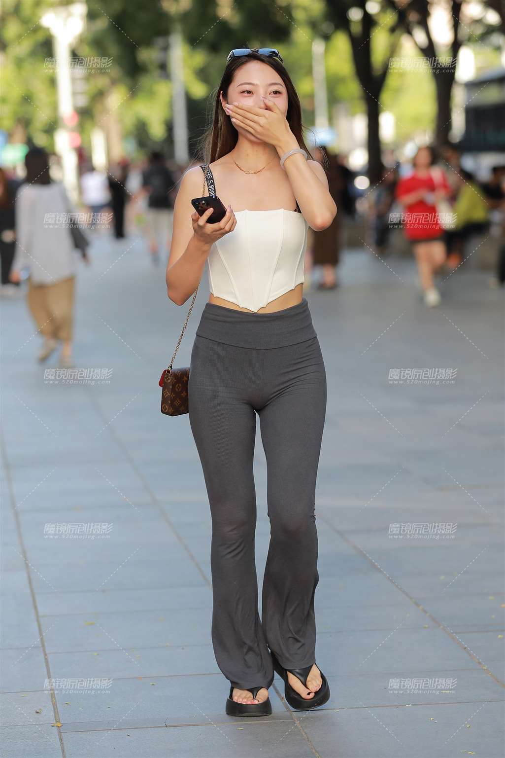 图片[1]-灰色紧身裤美女-街拍流行馆