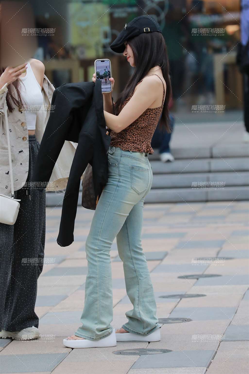 图片[4]-拍照的牛仔裤美女-街拍流行馆