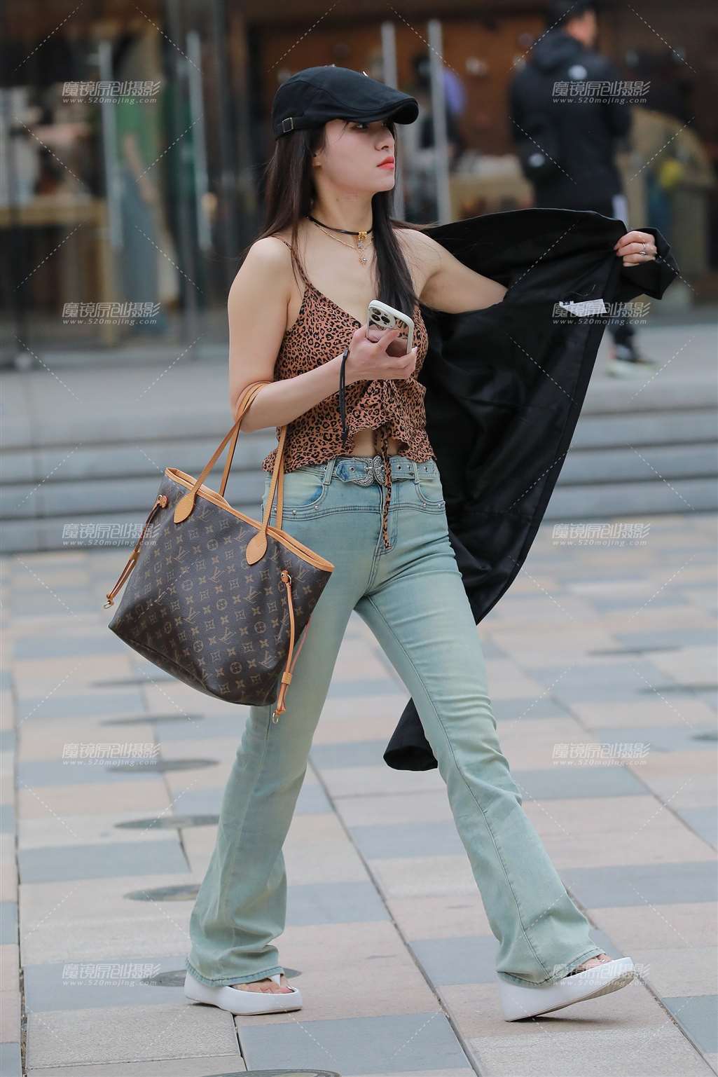 图片[5]-拍照的牛仔裤美女-街拍流行馆