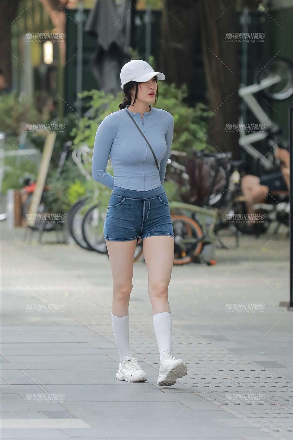 图片[1]-牛仔热裤美女-街拍流行馆