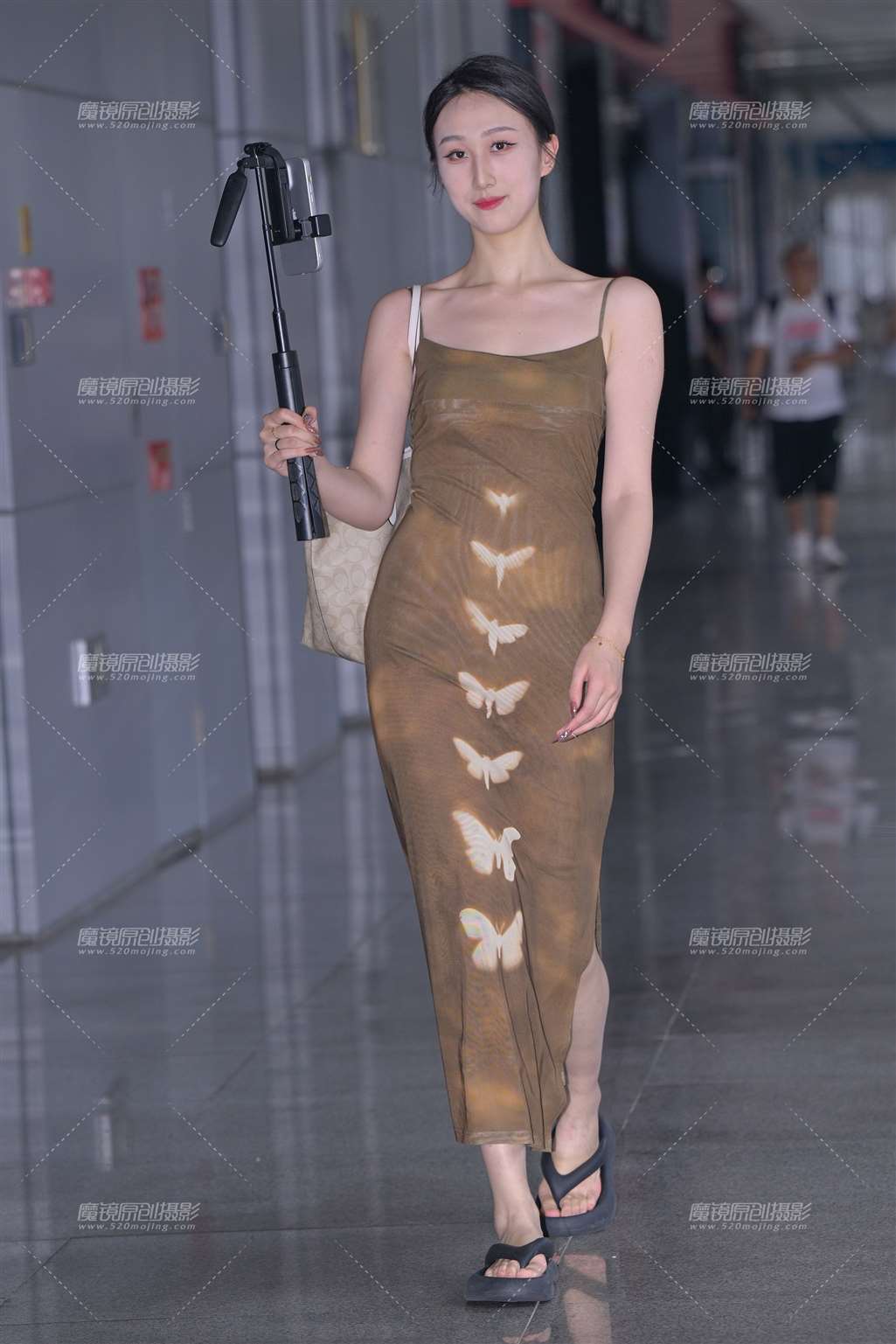 图片[1]-搭讪长裙美女-街拍流行馆