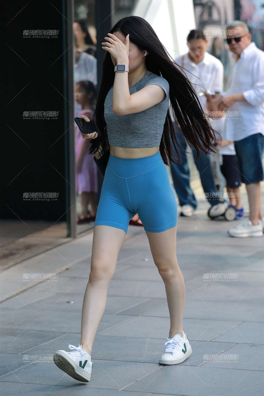 图片[1]-蓝色紧身短裤美女-街拍流行馆