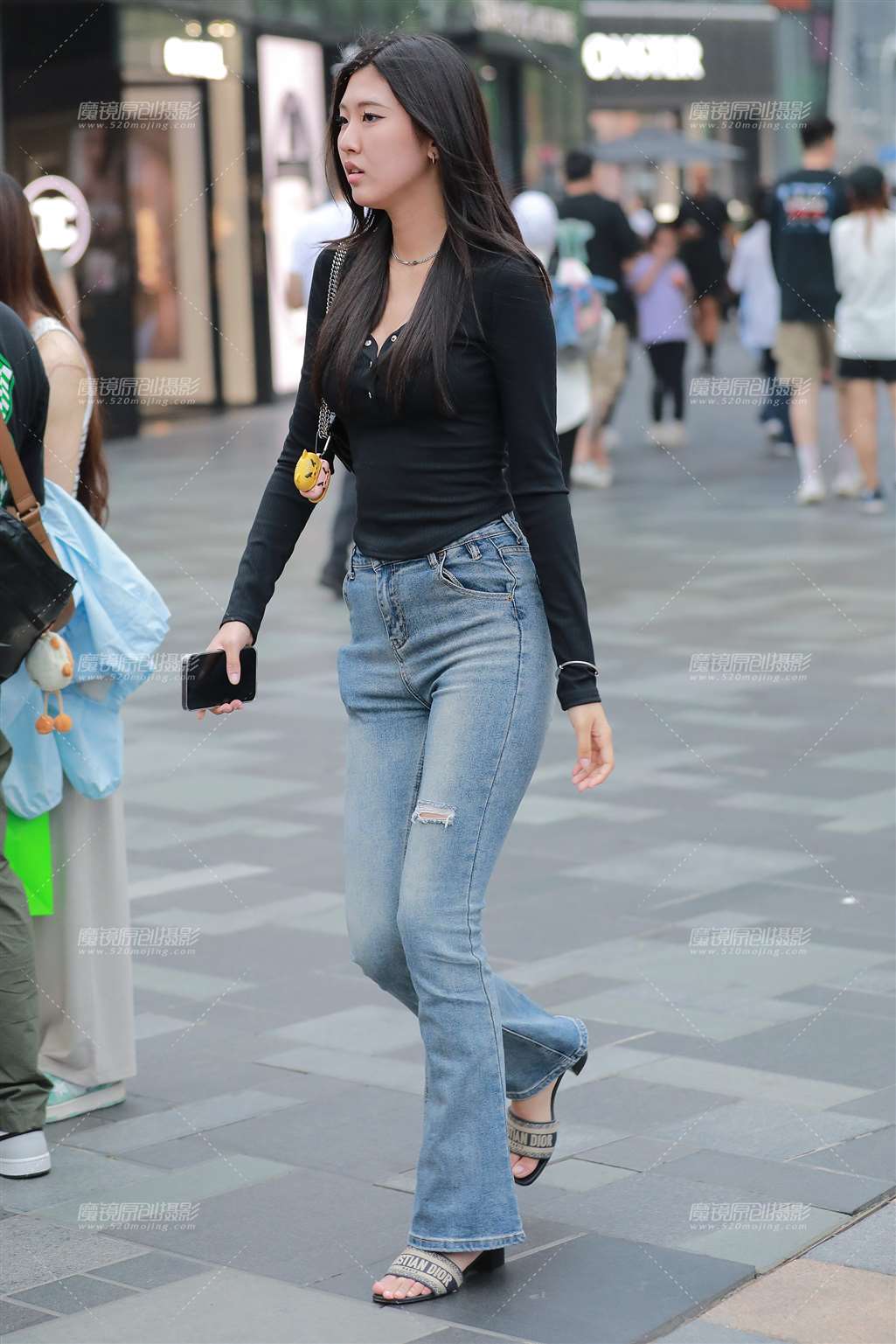 图片[1]-高挑牛仔裤美女-街拍流行馆