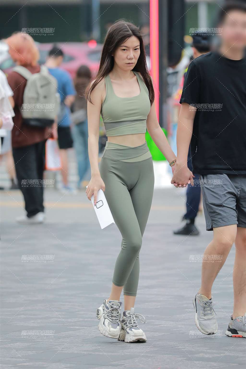图片[1]-绿色瑜伽裤女友-街拍流行馆